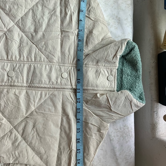 Women’s Sherpa Fleece Contrast Puffer Vest - Picture 4 of 7